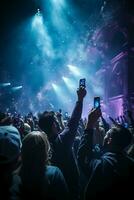 étape éclairage brillant vers le bas de le haut, beaucoup gens en portant leur mobile téléphone éclair, dansant dans bleu et violet. ai génératif photo