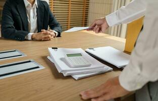 quitter emploi affaires homme Envoi en cours démission lettre et emballage des trucs démissionner déprimer ou porter affaires papier carton boîte dans bureau. changement de emploi ou mis à la porte de entreprise. photo