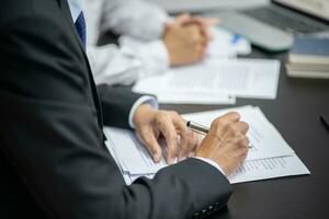 le conseiller juridique présente au client un contrat signé avec le marteau et la loi légale. concept de justice et d'avocat photo