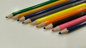 Couleur des crayons. ensemble de coloré des crayons pour dessin photo