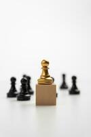 le leadership du pion d'échecs doré debout sur la boîte montre l'influence et l'autonomisation. concept de leadership d'entreprise pour l'équipe de direction, gagnant du concours et leader avec stratégie photo