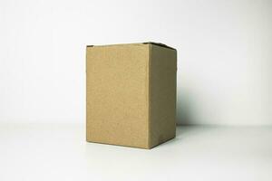 marron papier carton boîte sur blanc Contexte avec copie espace pour votre texte. photo
