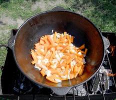 bol en fonte pilaf, large assiette noire remplie photo