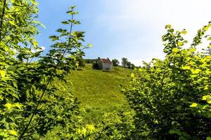 ferme abandonnée sur une colline photo