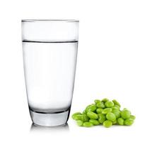 verre d'eau et de soja sur fond blanc photo
