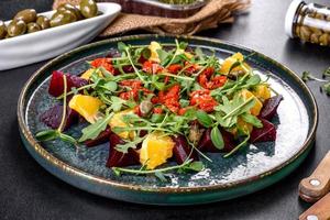 savoureuse salade fraîche et saine avec betteraves bouillies, microgreen et orange photo