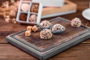 délicieux bonbons sucrés faits à la main avec garniture au fromage et saupoudrage photo