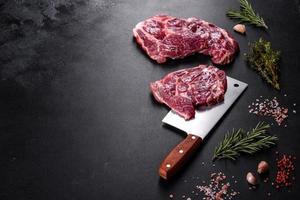 viande de boeuf crue fraîche pour faire un délicieux steak juteux avec des épices et des herbes photo