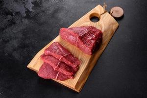 viande de boeuf crue fraîche pour faire un délicieux steak juteux avec des épices et des herbes photo