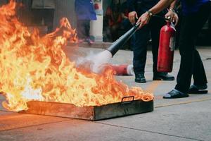 formation de lutte contre l'incendie des employés, éteindre un incendie. photo