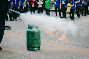 formation de lutte contre l'incendie des employés, éteindre un incendie à la bouteille de gaz. photo