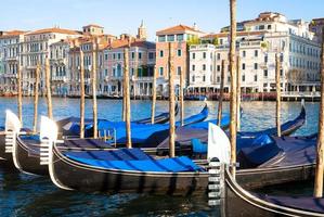 Venise, détail des gondoles photo
