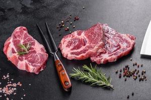 viande de boeuf crue fraîche pour faire un délicieux steak juteux avec des épices et des herbes photo