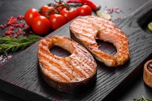 délicieux steak de saumon frais cuit avec des épices et des herbes cuites sur un gril