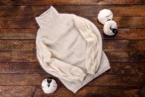 Sweat tricoté en fils de laine sur fond sombre
