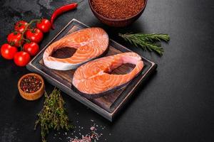 steak de saumon cru frais aux épices et herbes préparé pour la cuisson grillée photo