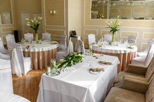 belle décoration des vacances de mariage avec fleurs et verdure avec décoration fleuriste photo