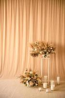 décorations de belles fleurs sèches dans un vase blanc sur fond de tissu beige