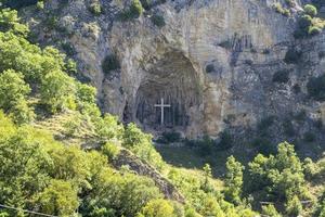 Croix sur une montagne à la ville de Rocca Porena, Italie