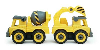 Jaune Plastique jouet de béton mixer et excavatrice un camion isolé sur blanc Contexte. lourd construction véhicule. photo