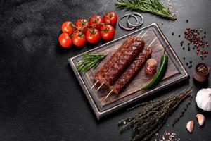 kebab frais et savoureux grillé aux épices et aux herbes photo