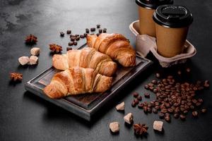 Croissant français délicieux et frais avec une tasse de café parfumé photo