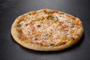 savoureuse pizza au four frais avec tomates, fromage et champignons sur fond de béton foncé photo
