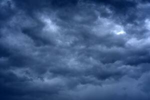 nuages orageux dans le soir ciel. cumulatif des nuages dans une tempête. photo