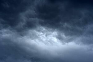 nuages orageux dans le soir ciel. cumulatif des nuages dans une tempête. photo