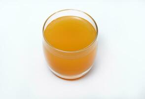 verre des lunettes avec Orange jus sur une blanc Contexte. délicieux Orange refroidissement boire. photo