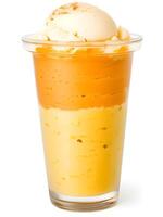 délicieux la glace crème dans tasse avec caramel et fouetté crème sur blanc Contexte photo