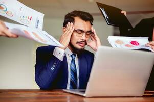 émotif stress, problèmes de travail dur, une lot de travail, le chaos à travail, la vie problèmes, fatigue de travail, ennui à travail, occupé travail, affaires problèmes. photo