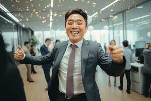 content réussi asiatique homme d'affaire célébrer dans moderne bureau, célébrer Succès et réalisation buts, Masculin entrepreneur célébrer gagnant des moments. photo