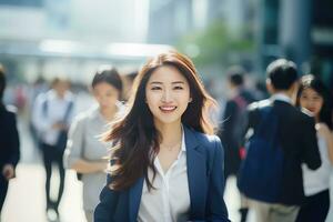 magnifique femme d'affaires en marchant dans moderne ville, asiatique femme des promenades sur une bondé piéton rue, affaires directeur entouré par brouiller gens sur occupé rue. photo