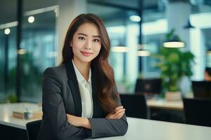 portrait de une magnifique femme d'affaires dans moderne bureau, asiatique directeur à la recherche à caméra et souriant, sur de soi femelle PDG Planification et gérant entreprise. photo