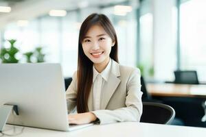 magnifique asiatique femme d'affaires travail avec ordinateur, femelle directeur travaux dans moderne bureau, une analyse Les données statistiques et affaires planification. photo