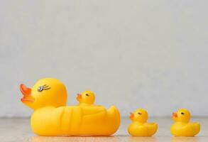 Jaune caoutchouc canards sur une blanc arrière-plan, enfants jouet photo