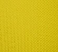 une Jaune Contexte texture fabriqué en haut de petit hexagones cette sont légèrement convexe. photo