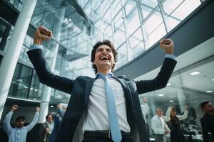 content réussi homme d'affaire célébrer dans moderne bureau, directeur fête Succès et réalisation buts, Masculin entrepreneur célébrer gagnant des moments photo