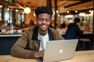 portrait de de bonne humeur noir Masculin étudiant apprentissage en ligne dans café boutique, Jeune africain américain homme études avec portable dans café, Faire devoirs photo