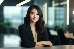 portrait de une magnifique femme d'affaires dans moderne bureau, asiatique directeur à la recherche à caméra et souriant, sur de soi femelle PDG Planification et gérant entreprise. photo