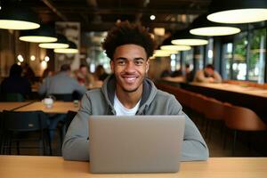 portrait de de bonne humeur noir Masculin étudiant apprentissage en ligne dans café boutique, Jeune africain américain homme études avec portable dans café, Faire devoirs photo