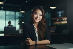 portrait de une magnifique femme d'affaires dans moderne bureau, asiatique directeur à la recherche à caméra et souriant, sur de soi femelle PDG Planification et gérant entreprise. photo