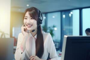 portrait de une magnifique asiatique client un service opérateur, appel centre ouvrier parlant par casque avec client dans moderne bureau. photo