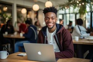 portrait de de bonne humeur noir Masculin étudiant apprentissage en ligne dans café boutique, Jeune africain américain homme études avec portable dans café, Faire devoirs photo