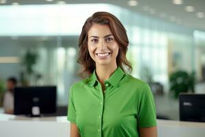 portrait de souriant réceptionniste femelle salutation client, content affaires femme accueil dans moderne Bureau photo