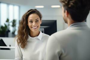 portrait de souriant réceptionniste femelle salutation client, content affaires femme accueil dans moderne Bureau photo