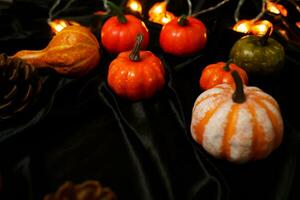 Halloween décorations Contexte. Halloween effrayant citrouille tête sur en bois table Halloween vacances concept photo