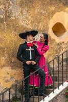 Jeune hispanique femme et homme dans indépendance journée ou cinco de mayo parade ou culturel Festival photo