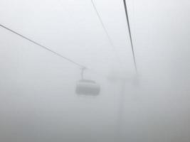 le téléphérique dans le brouillard. montagnes du Caucase. région de sotchi, russie